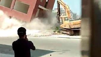 挖掘机拆房子视频,现代建筑拆除新视角